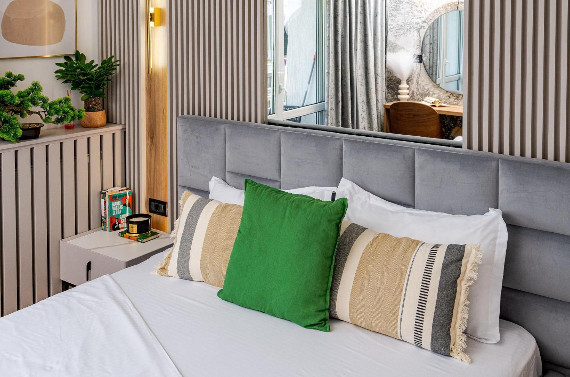 Romana Vibe Elegance In The Heart Of The City Bucarest Esterno foto
